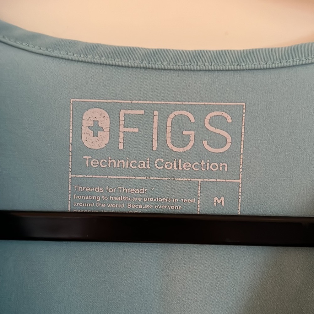 FIGS, Casma Three-Pocket Scrub Top, size medium - Picture 2 of 3